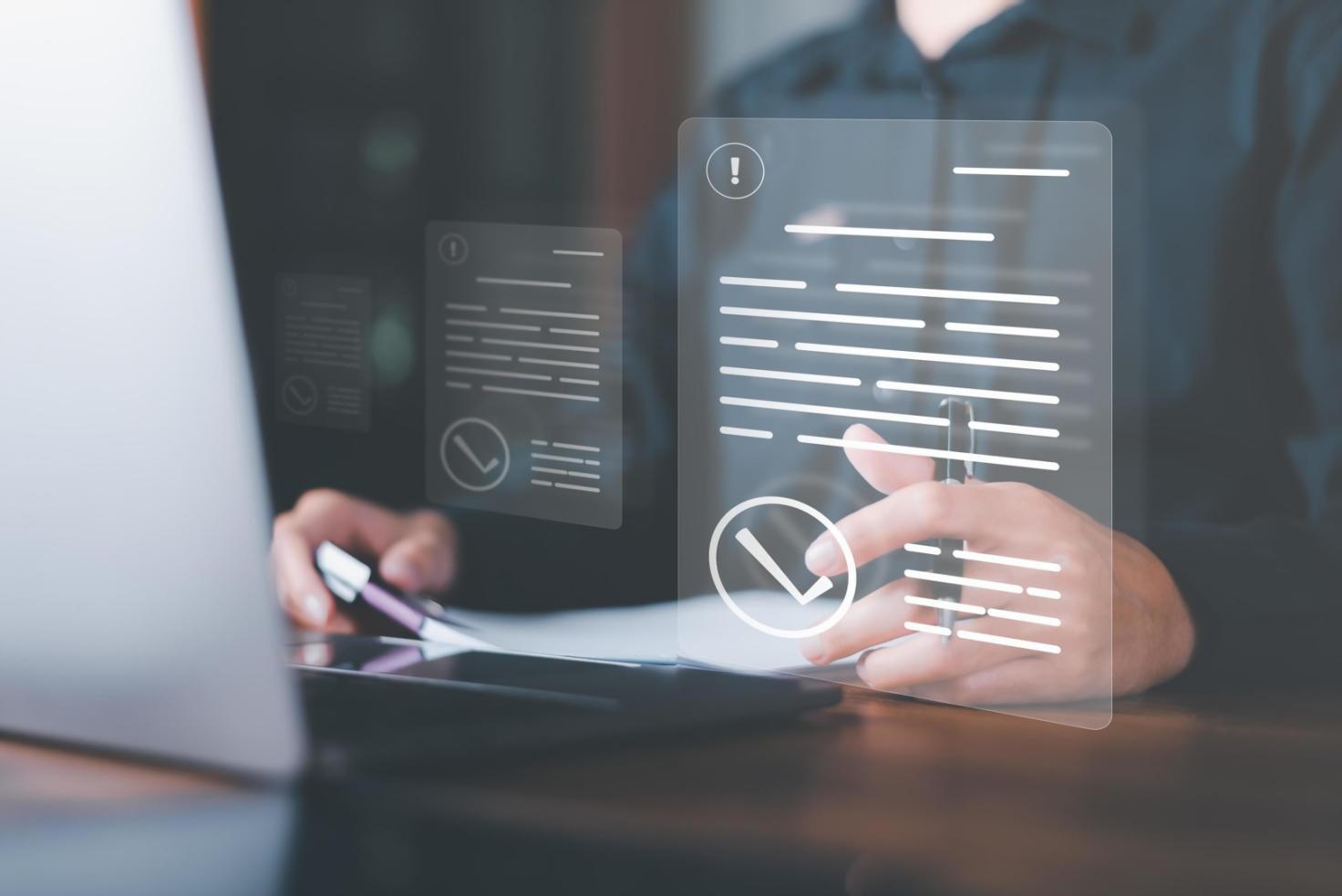 Marc développant des scripts d'automatisation pour l'analyse SEO sur son ordinateur portable