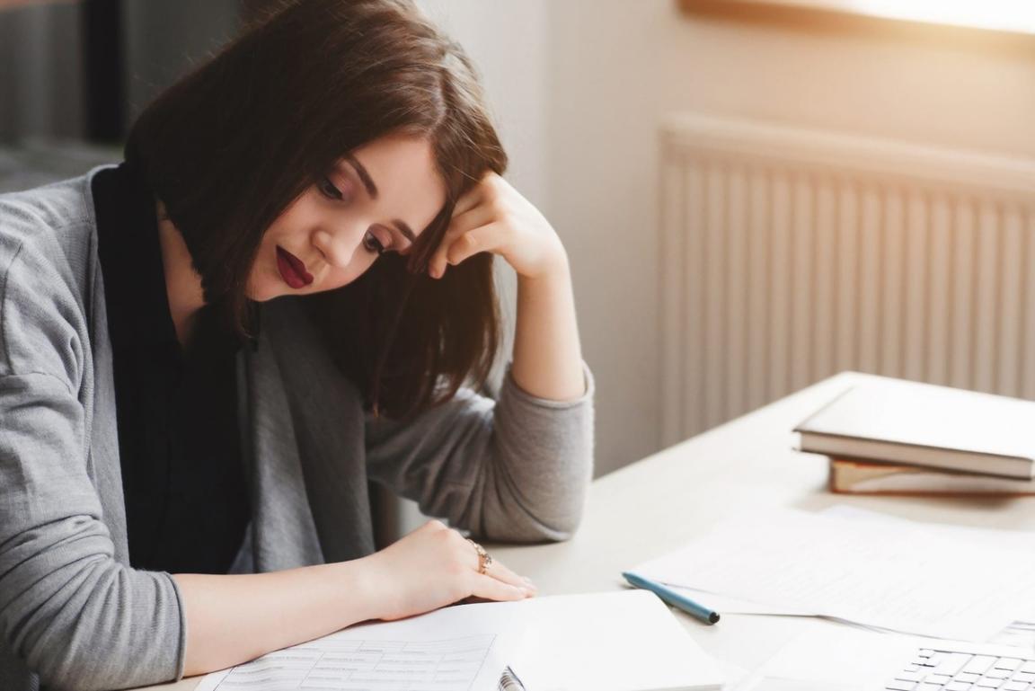 Aurélien analysant des données de crawl sur plusieurs écrans dans son bureau